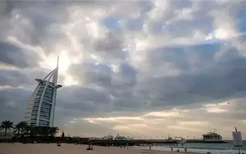 أمطار محتملة.. تقلبات جوية تسيطر على طقس الإمارات خلال الساعات المقبلة